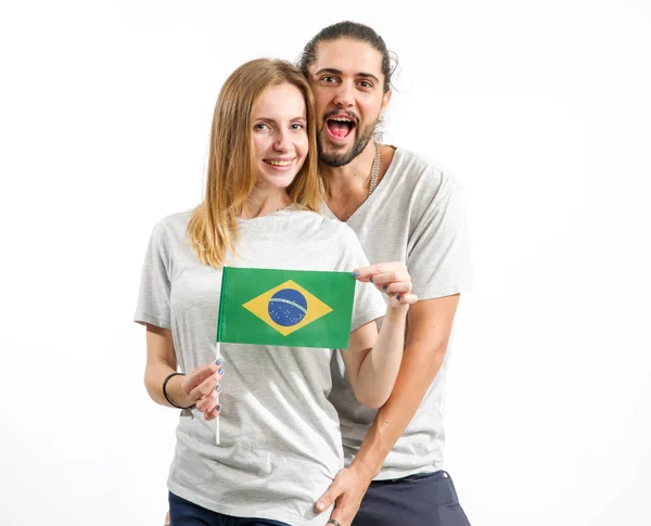 Casal Feliz Camisetas Cinza Com Bandeira Brasil Isolado Sobre Fundo — Fotografia de Stock