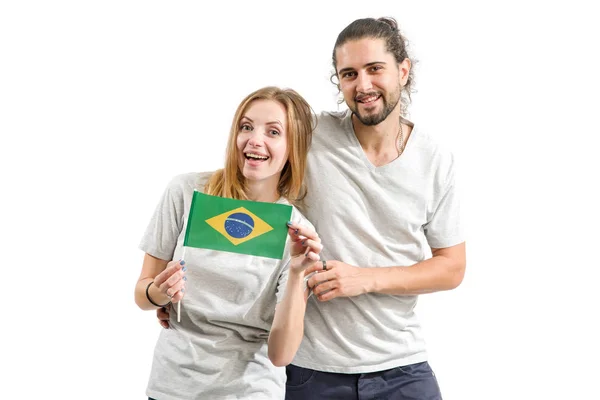 愉快的夫妇在灰色 T恤与巴西的旗子 查出在白色背景 有趣的人 男人和女人 — 图库照片