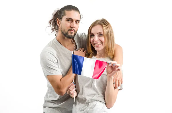 愉快的夫妇在灰色 T恤与法国的旗子查出在白色背景 学习法语 年轻人 男人和女人 — 图库照片