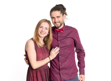 Güzel çift, erkek ve kadın, beyaz arka plan üzerinde izole. Severler, yeni evliler.