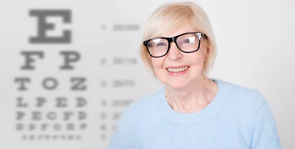 Starší Žena Brýlích Okem Vizi Testování Pozadí Tabulky Návštěva Očního — Stock fotografie