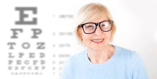 Retrato Mujer Mayor Gafas Teniendo Cuenta Fondo Las Mesas Pruebas —  Fotos de Stock