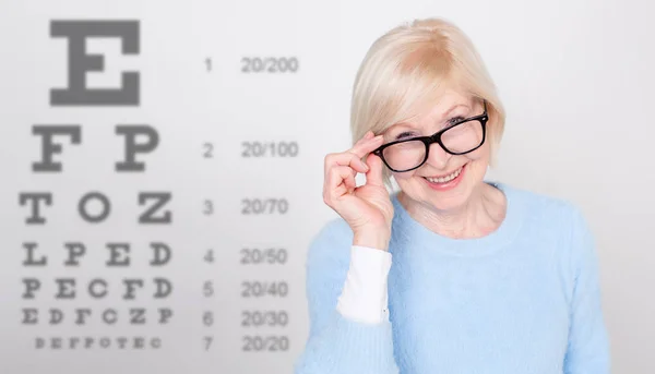 Mulher Sênior Óculos Com Olhos Fundo Das Mesas Teste Visão — Fotografia de Stock