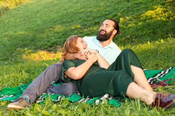 Couple Heureux Adultes Passent Leur Temps Libre Ensemble Dans Nature — Photo