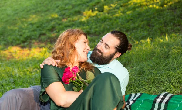 Romantyczną Randkę Szczęśliwa Para Średnim Wieku Wypoczynek Razem Tle Zielonej — Zdjęcie stockowe
