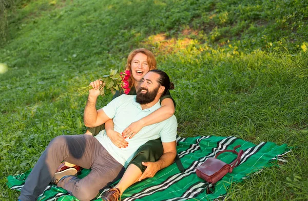 Encontro Romântico Feliz Casal Meia Idade Lazer Juntos Fundo Grama — Fotografia de Stock