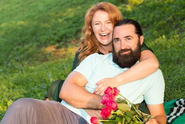 Encontro Romântico Feliz Casal Meia Idade Lazer Juntos Fundo Grama — Fotografia de Stock