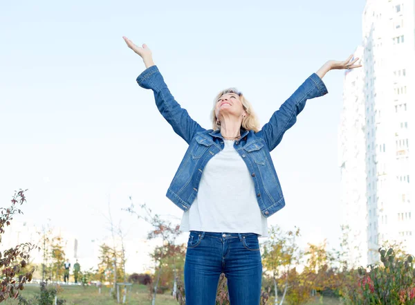 Mujer Madura Feliz Fondo Del Cielo Azul Hermosa Mujer Adulta —  Fotos de Stock