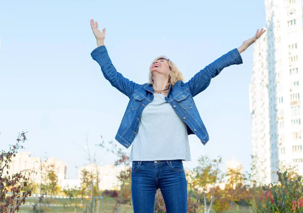 Mujer Madura Feliz Fondo Del Cielo Azul Hermosa Mujer Adulta —  Fotos de Stock