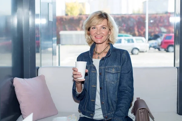 Mature Woman Drinks Hot Coffee Cafeteria Car Parking Lot — Stock Photo, Image