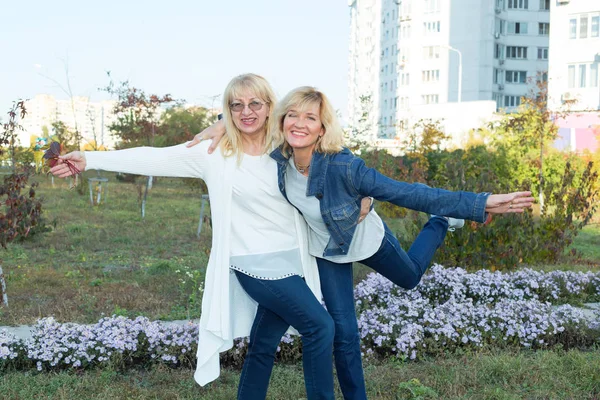 Two Mature Women Friendships Women — Stock Photo, Image