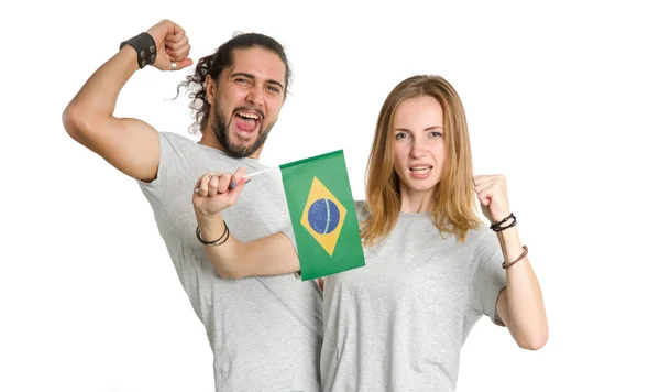 若い幸せなカップル 男と女 白い背景で隔離を手にブラジルの国旗を フットボールのファン — ストック写真