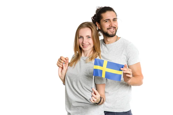 カップル スウェーデンの国旗を抱きかかえた 肖像画のスカンジナビア人 — ストック写真