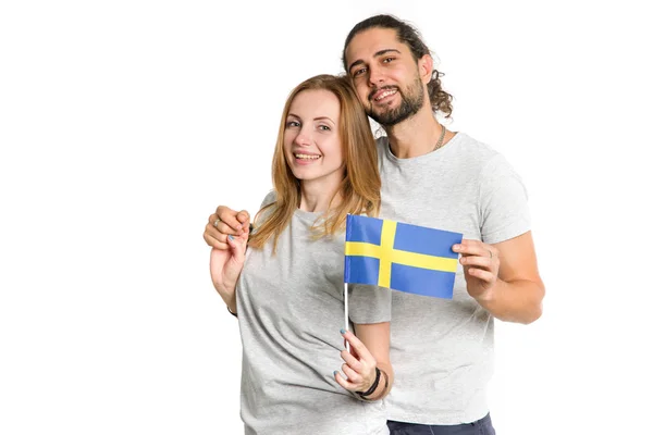 カップル スウェーデンの国旗を抱きかかえた 肖像画のスカンジナビア人 — ストック写真