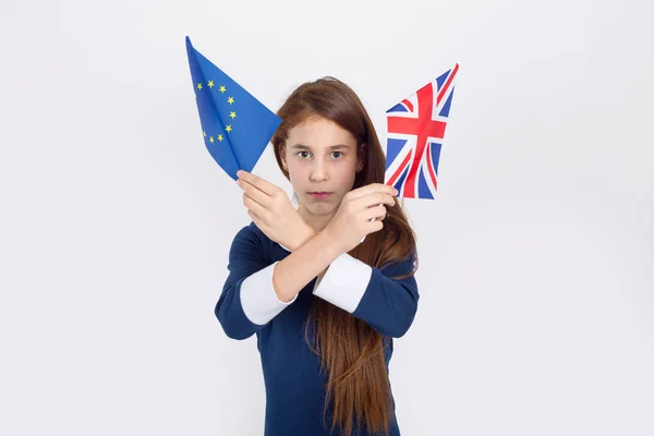 Poważna Dziewczyna Trzyma Flagę Unii Euro Wielkiej Brytanii Koncepcja Brexit — Zdjęcie stockowe