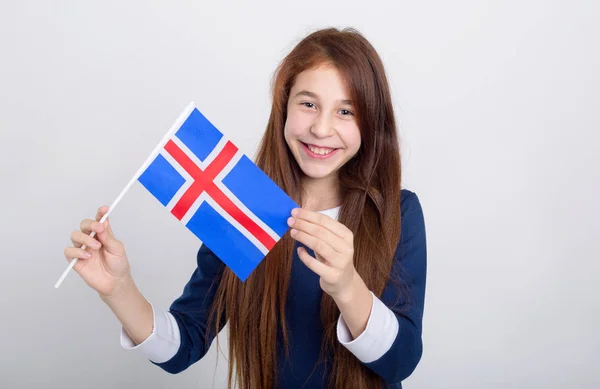 一个美丽的红头发的女孩的肖像与冰岛的国旗在浅灰色背景 — 图库照片