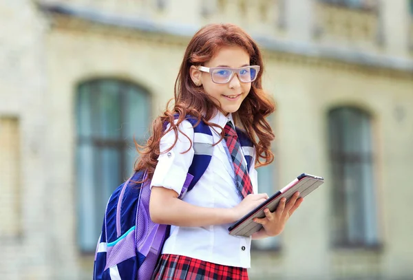 Glad Tjej Skolflicka Med Digital Tablett Händer Står Framför Skolbyggnaden — Stockfoto