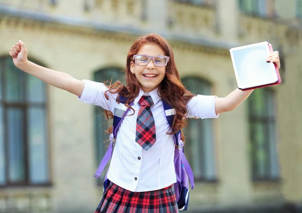 Sehr Glückliches Schulmädchen Mit Digitalem Tablet Den Händen Vor Dem — Stockfoto