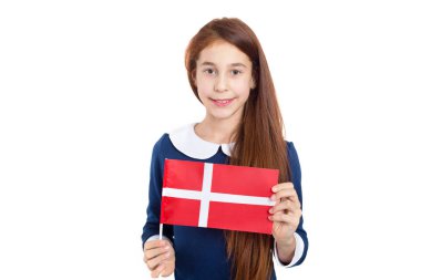 Bir kız portresi beyaz arka plan üzerinde izole Danimarka bayrağı ile.