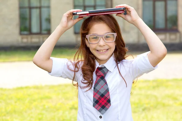 Mädchen Schülerin Hält Ein Buch Und Ein Digitales Tablet Auf — Stockfoto