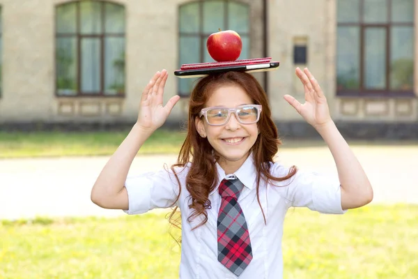 Schoolmeisje Een Apple Een Boek Een Digitale Tablet Het Hoofd — Stockfoto