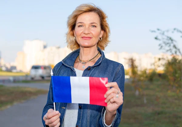 Ώριμη Γυναίκα Σημαία Γαλλίας Στέκεται Κατά Πόλη Και Μπλε Ουρανό — Φωτογραφία Αρχείου