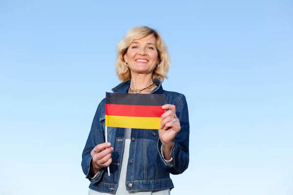 Зрелая Женщина Флагом Германии Фоне Голубого Неба — стоковое фото