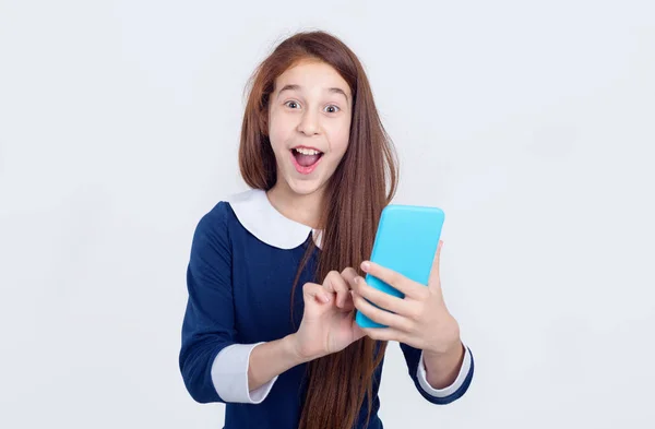 一个开朗的女孩的肖像 她手里拿着一部智能手机在她面前 — 图库照片