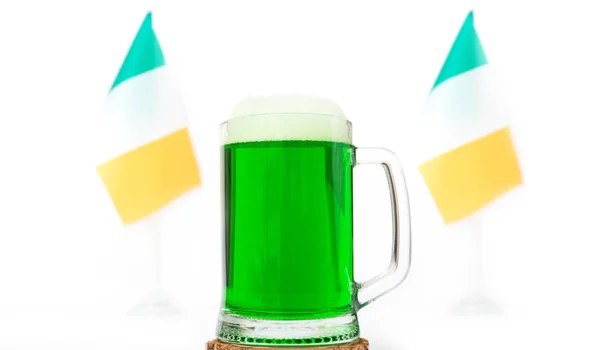 Een Groot Glas Groen Bier Achtergrond Van Twee Vlaggen Van — Stockfoto