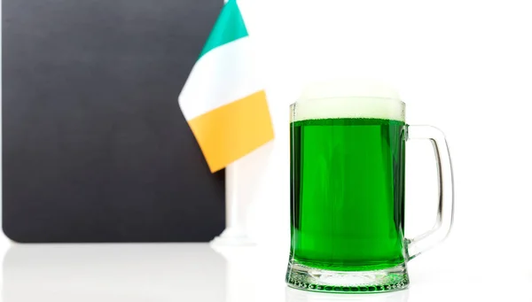 Grand Verre Bière Verte Sur Fond Drapeau Irlande Carton Gris — Photo