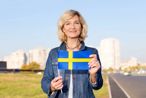 Mujer Madura Con Bandera Suecia Fondo Ciudad Cielo Azul — Foto de Stock