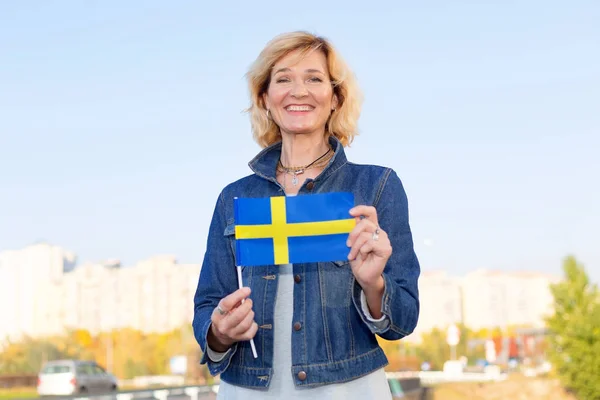 Mujer Madura Con Bandera Suecia Fondo Ciudad Cielo Azul — Foto de Stock
