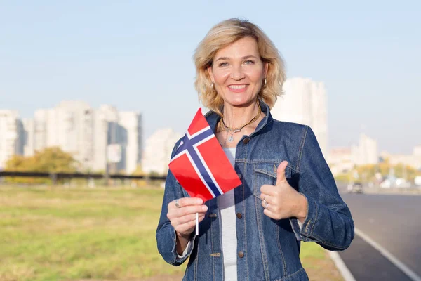Mulher Madura Feliz Com Bandeira Noruega Mostra Polegar Contra Fundo — Fotografia de Stock