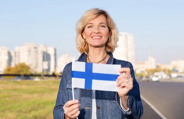 Mujer Madura Feliz Con Bandera Finlandia Pie Sobre Fondo Una — Foto de Stock