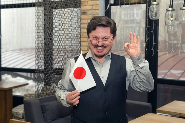 Rijpe Zakenman Bril Met Vlag Van Japan Staande Een Kantoor — Stockfoto