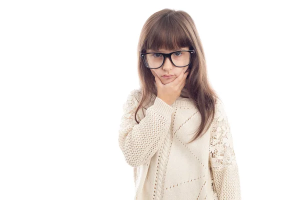 Poważne Mały Dziewczyna Okularach Coś Poważnie Myśli Białym Tle — Zdjęcie stockowe