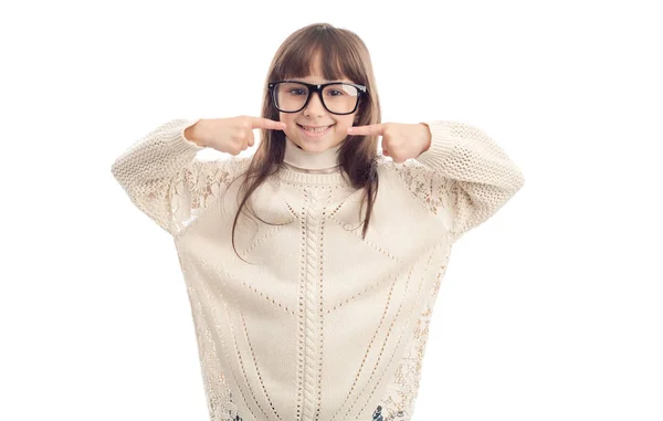 Dziewczynka Okulary Pokazuje Palcami Jej Zęby Stojąc Białym Tle — Zdjęcie stockowe