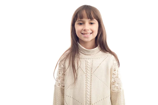 幸せな笑みを浮かべて小さな女の子 白い背景で隔離の肖像画 — ストック写真