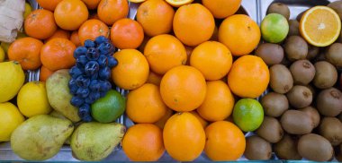 Olgunlaşmış meyve ile raf. Taze meyve suları için çeşitli. Çiftçinin pazar.