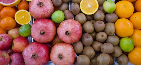 Regal Mit Reifen Früchten Sortiert Nach Frischen Säften Bauernmarkt — Stockfoto