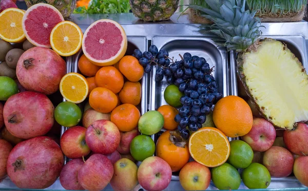Ράφι Ώριμα Φρούτα Ανάμικτες Για Φρέσκους Χυμούς Αγορά Του Αγρότη — Φωτογραφία Αρχείου