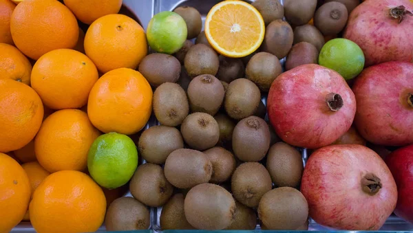 Regal Mit Reifen Früchten Sortiert Nach Frischen Säften Bauernmarkt — Stockfoto