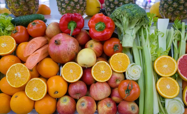 Regal Mit Reifem Obst Und Gemüse Sortiert Nach Frischen Säften — Stockfoto