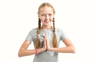 Asya selamlamasıdır. Gülümseyen kız kollarını onun önünde olduğu gibi meditasyon katlanmış.