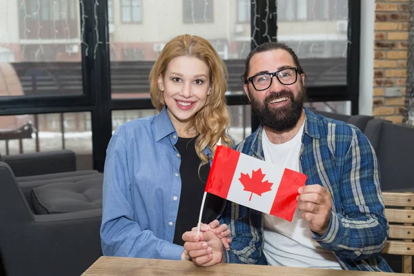 Mann Und Frau Mit Der Flagge Kanadas Kanadisches Paar Von — Stockfoto