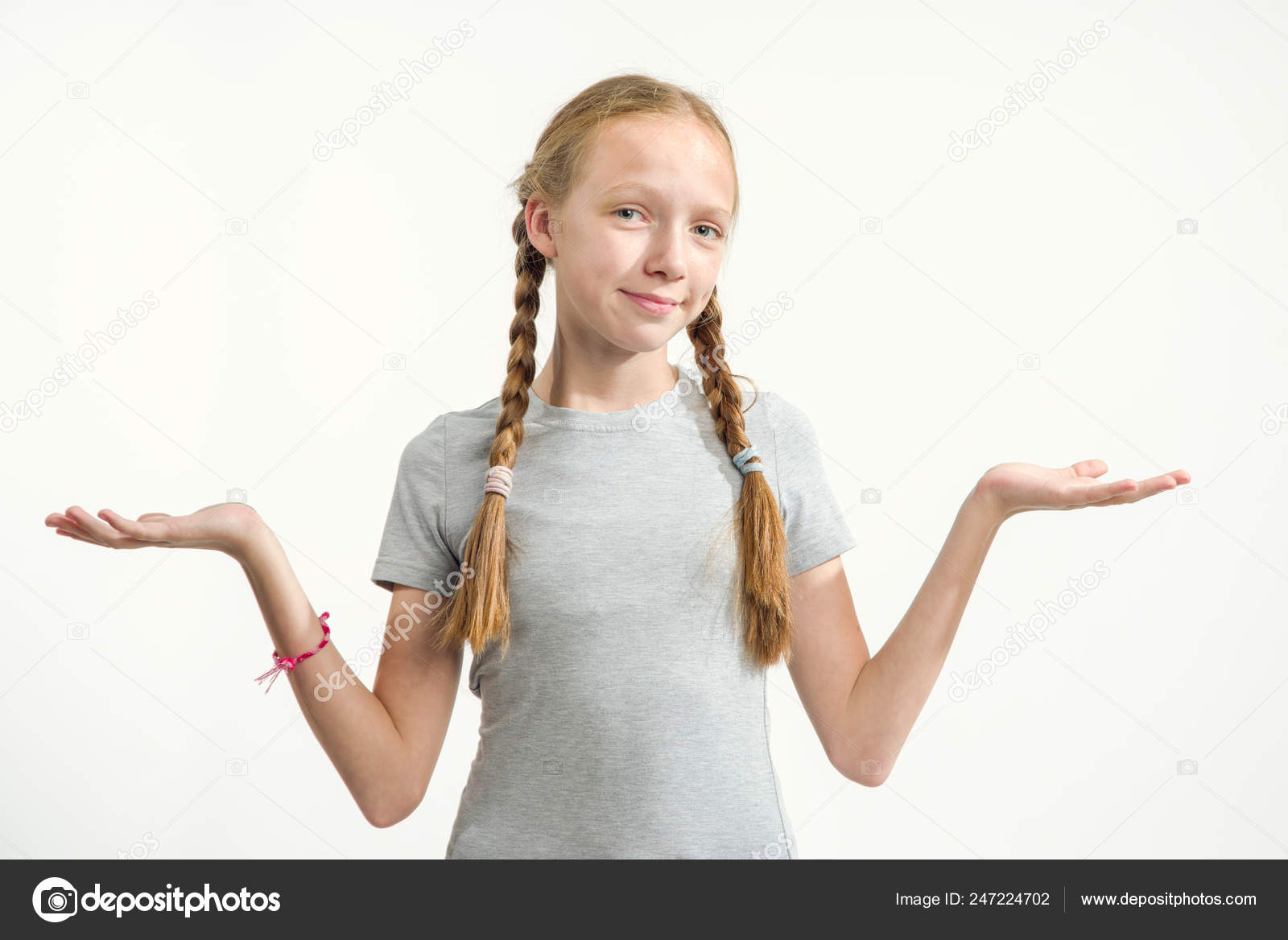 Niña de 10 años vistiendo un top rosa y de pie con los brazos plegados  Fotografía de stock - Alamy