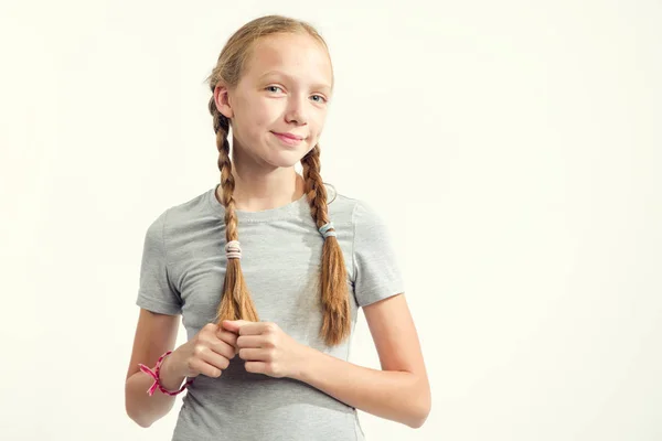 Kız rüyalar ve bir dilek yapar. 13 yaş küçük bir kız portresi.