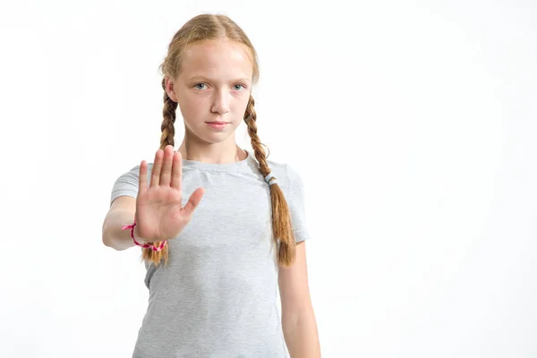 Hayır, anlaşmazlık. 13 yaşında bir kız elini ileri ret belirtisi olarak uzatılmış. Bir kız portresi.