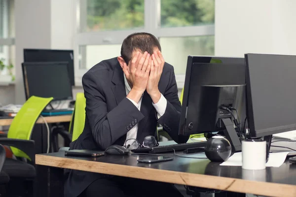 Trött Man Täckte Sitt Ansikte Medan Sitter Ett Kontor Jobbet — Stockfoto