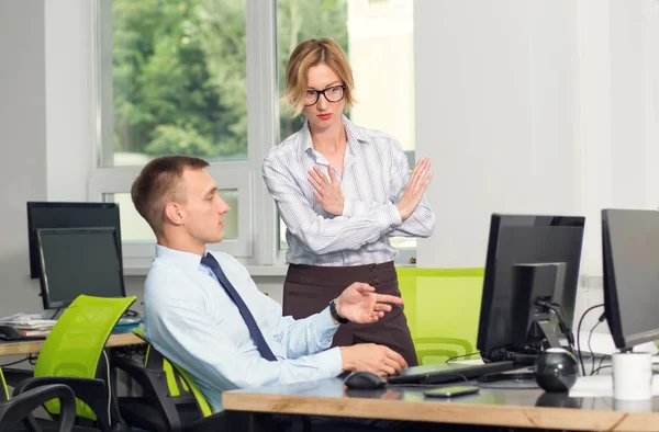 Anlaşmazlık. Hayır, kadın aynı fikirde değilim, bir yasaklama harekettir ret. Kadın Yöneticisi kesinlikle reddediyor, çapraz kollarını onun önünde gösterir. Görüşme, müzakereler, Danışma ofisi.